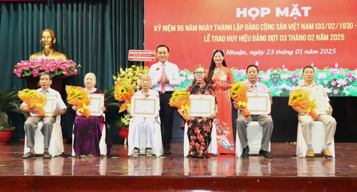  Chủ tịch UBND quận Phú Nhuận Nguyễn Đông Tùng chúc mừng các đảng viên nhận Huy hiệu Đảng 