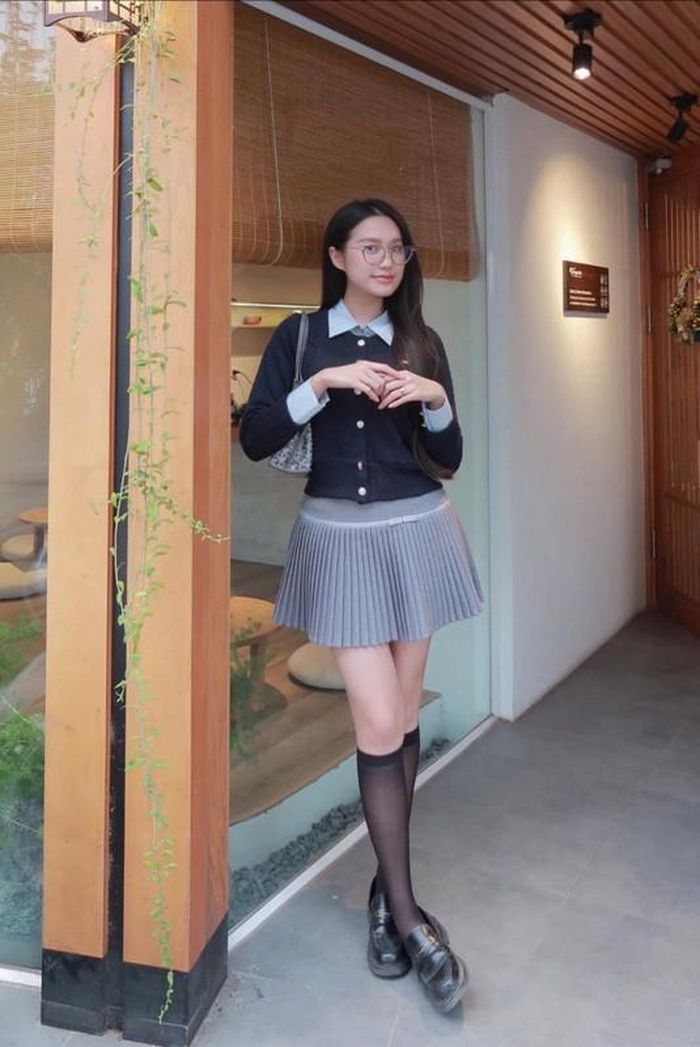 Điều gây ấn tượng là trong cả đoạn chia sẻ, Doãn Hải My chỉ gọi mẹ của Văn Hậu bằng chữ "mẹ" mà không phân biệt "mẹ chồng" hay mẹ đẻ ra mình.