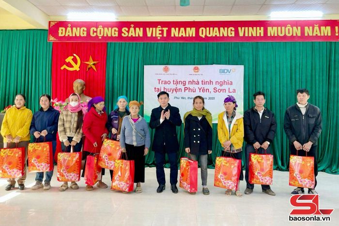 Lãnh đạo huyện Phù Yên tặng quà tết các hộ nghèo xã Đá Đỏ.