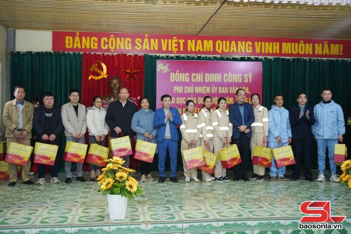Đoàn đại biểu Quốc hội tỉnh cùng UBND huyện Phù Yên tặng quà tết đoàn viên công đoàn và người lao động có hoàn cảnh khó khăn.