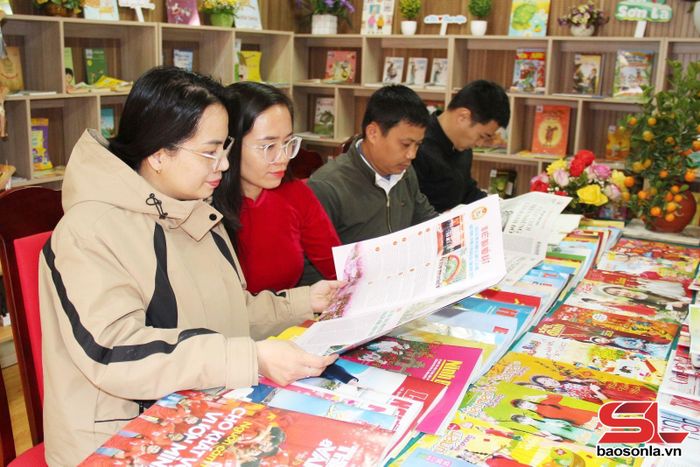 Bạn đọc với các ấn phẩm báo xuân.