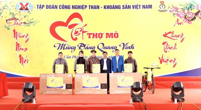 Lãnh đạo Tập đoàn cùng tham gia và chung vui với CNLĐ được nhận những phần quà ý nghĩa trong chương trình “Bốc thăm trúng thưởng”
