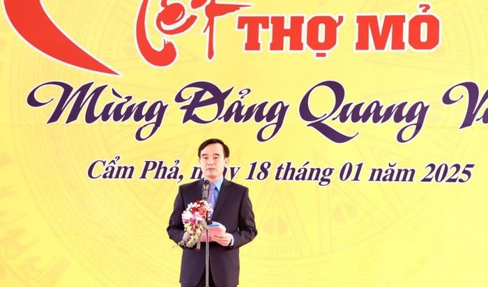 Chủ tịch Công đoàn TKV Lê Thanh Xuân báo cáo kết quả chăm lo Tết cho người lao động trong Tập đoàn tại vùng Cẩm Phả