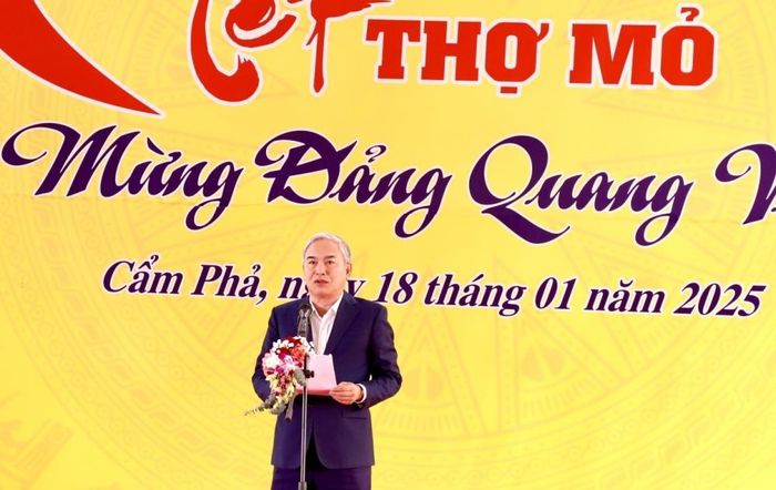 Phó Bí thư Đảng ủy, Tổng Giám đốc Tập đoàn TKV Vũ Anh Tuấn phát biểu chúc Tết CB, CN, NLĐ toàn Tập đoàn tại Chương trình tổ chức tại vùng Cẩm Phả