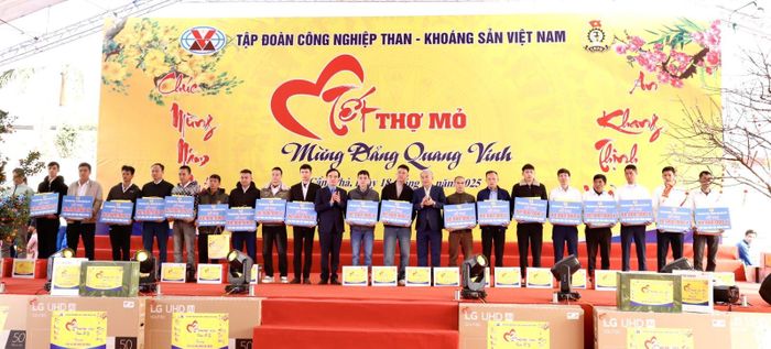  Lãnh đạo Tập đoàn trao quà Tết, trao hỗ trợ nhà “Mái ấm Công đoàn” cho CNLĐ các đơn vị tại các vùng 