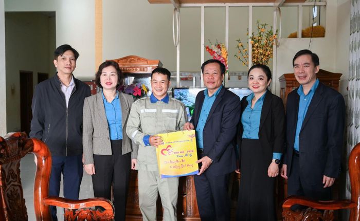 Lãnh đạo Tập đoàn thăm, tặng quà chúc Tết CNLĐ có hoàn cảnh khó khăn, CNLĐ tiêu biểu xuất sắc trong lao động sản xuất