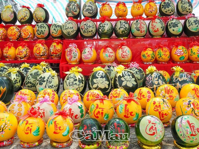 Dịch vụ khắc chữ, vẽ hoa văn lên dưa hấu trưng Tết giúp tăng giá trị trái dưa.