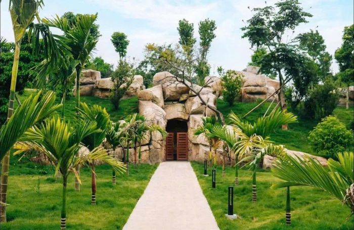 Kén ngủ nghỉ dưỡng đầy bí ẩn trong lòng núi 