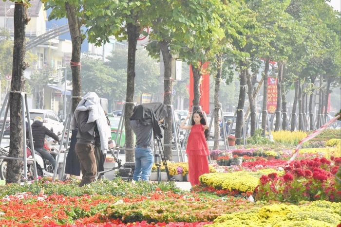 Dịp Tết đến, Xuân về, thanh niên, học sinh thường thuê váy, áo dài và thuê dịch vụ chụp ảnh để “sắm” các bộ ảnh Tết, ảnh đăng trên các trang cá nhân, mạng xã hội. Ảnh: H.T