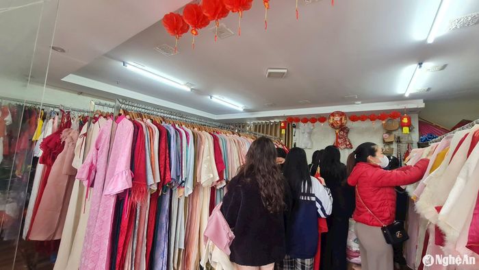 Khách chen chúc thuê áo dài tại cửa hàng trên đường Võ Thị Sáu, phường Trường Thi (TP. Vinh). Ảnh: H.T
