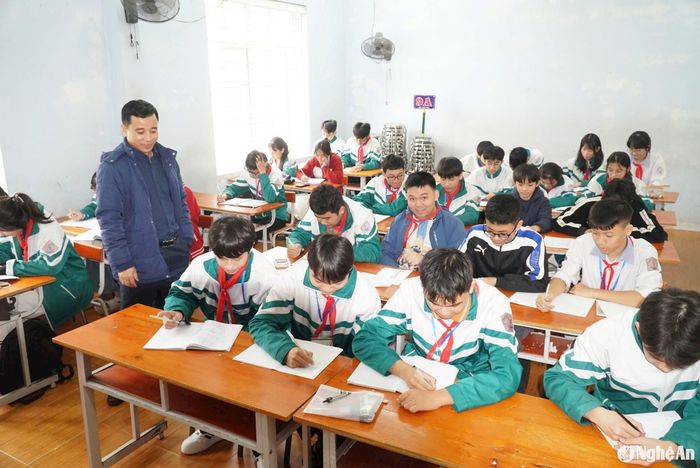 Tiết học Toán của học sinh lớp 9, Trường THCS Phan Đăng Lưu (Yên Thành). Ảnh: Mỹ Hà