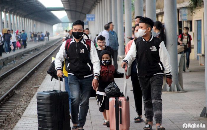 Để có vé về Nghệ An vào ngày này, người dân đã phải săn vé tàu cách đây cả tháng vì vé khan hiếm. Ảnh: Q.A