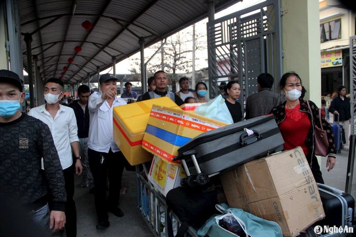 Những toa tàu luôn đầy ắp hành lý khi người dân trở về quê nghỉ Tết dài ngày. Ảnh: Q.A