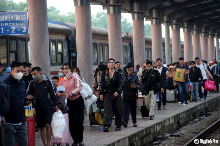 Theo thống kê chuyến tàu này có hơn 500 khách, chủ yếu từ TP.HCM và các tỉnh phía Nam trở về Nghệ An sau hơn 1 ngày di chuyển. Ảnh: Q.A