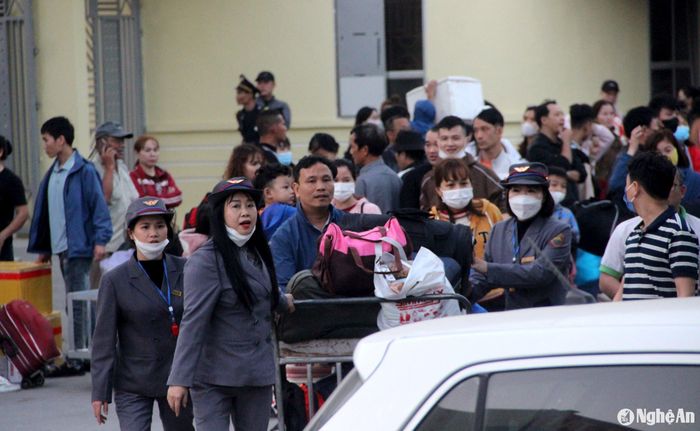 Nhân viên Ga Vinh hỗ trợ người dân vận chuyển đồ đạc, hành lý. Trước lượng khách tăng cao, nhà ga cũng đã có kế hoạch đảm bảo an toàn, tránh ùn tắc trong dịp Tết. Ảnh: Q.A
