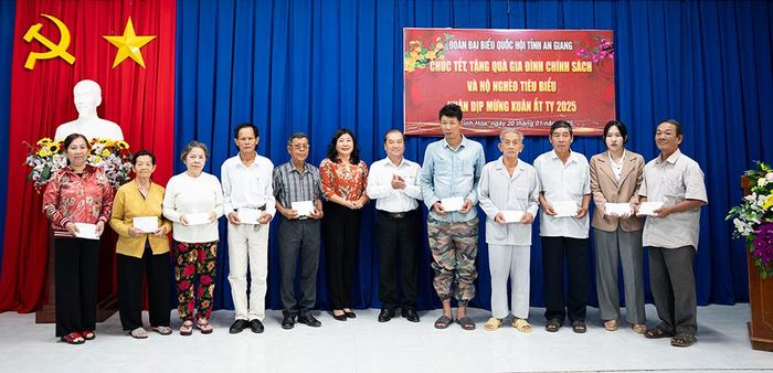 Tặng quà gia đình chính sách