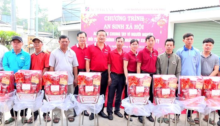 Trao quà Tết cho hộ nghèo và hoàn cảnh khó khăn