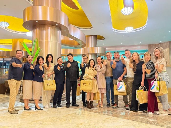 Đoàn famtrip lữ hành Cộng đồng các quốc gia độc lập gồm 6 đại diện các công ty lữ hành tại Kazakhstan và Uzbekistan đến tham quan, khảo sát tại Đà Nẵng. Ảnh: NGỌC HÀ