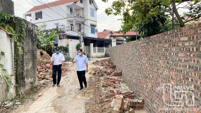 Cán bộ phường Đồng Tiến kiểm tra các công trình xây dựng trên địa bàn.