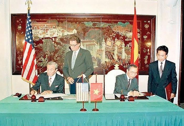 Bộ trưởng Ngoại giao Hoa Kỳ Warren Christopher và Bộ trưởng Ngoại giao Nguyễn Mạnh Cầm ký Nghị định thư, chính thức thiết lập quan hệ ngoại giao Việt Nam - Hoa Kỳ ngày 5.8.1995 tại Hà Nội. Ảnh: Xuân Tân