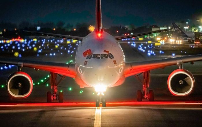  Máy bay Vietjet cùng quốc kỳ Việt Nam tại sân bay Miami, Hoa Kỳ 