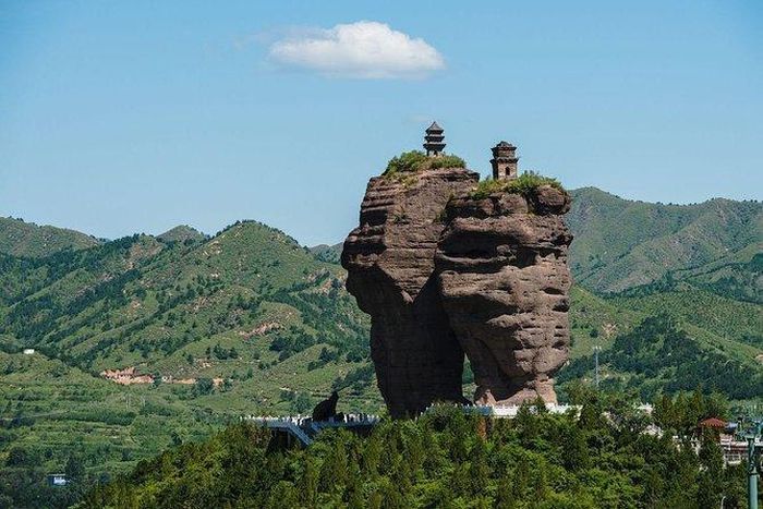 Cho đến nay, vẫn chưa ai giải mã được nguồn gốc của tòa tháp đôi trên đỉnh núi Shuangta gần khu nghỉ dưỡng núi Thừa Đức nổi tiếng của Trung Quốc.