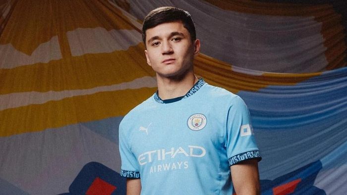 Khusanov trở thành cầu thủ Uzbekistan đầu tiên thi đấu tại Premier League.