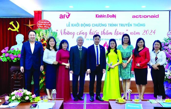 Ban Tổ chức chụp ảnh lưu niệm tại Lễ khởi động Chương trình truyền thông “Những cống hiến thầm lặng” năm 2024.