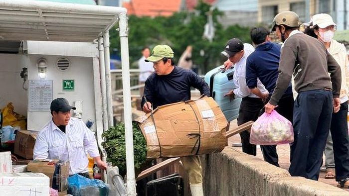 Hàng hóa cùng nhu yếu phẩm người dân Lý Sơn mang về quê đón Tết
