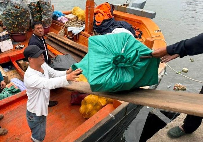 Theo lãnh đạo Ban Quản lý cảng Sa Kỳ, tùy theo số lượng bà con về quê, đơn vị sẽ bố trí, điều tiết tàu phù hợp, đưa người dân về Lý Sơn đón Tết