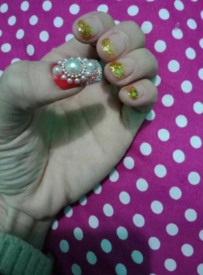 Cũng là đính đá nhưng bộ nail này được nhiều người nhận xét là trông hơi quê mùa.