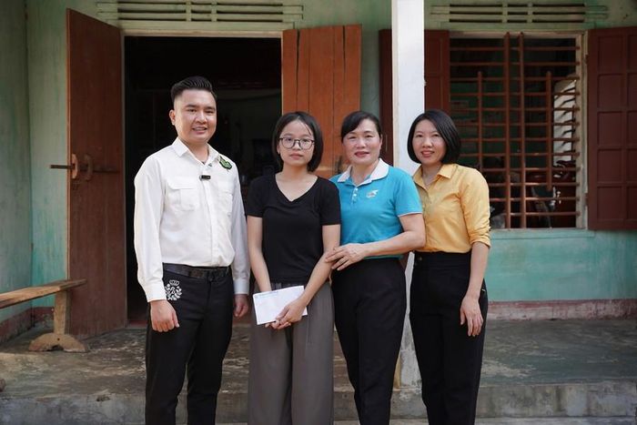Nhiều học sinh có hoàn cảnh khó khăn được anh Dũng giúp đỡ.