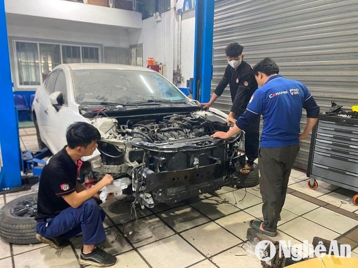 Những ngày cuối năm, các gara ô tô làm không hết việc. Ảnh: Văn Trường