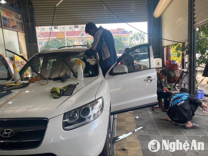 Một số xe ô tô đời sâu được tân trang lại. Ảnh: Văn Trường
