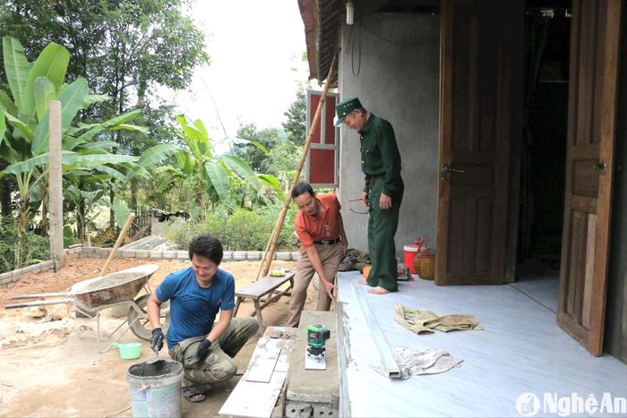 Ông Lô Đình Quang (áo xanh) và Trưởng bản Sơn Hà Mai Ngọc Lâm đang giám sát hoàn thiện sân nền phục vụ đón Xuân. Ảnh : K.L