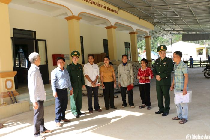 Chung tay xóa nhà bán kiên cố cho người nghèo. Ảnh: Khánh Ly