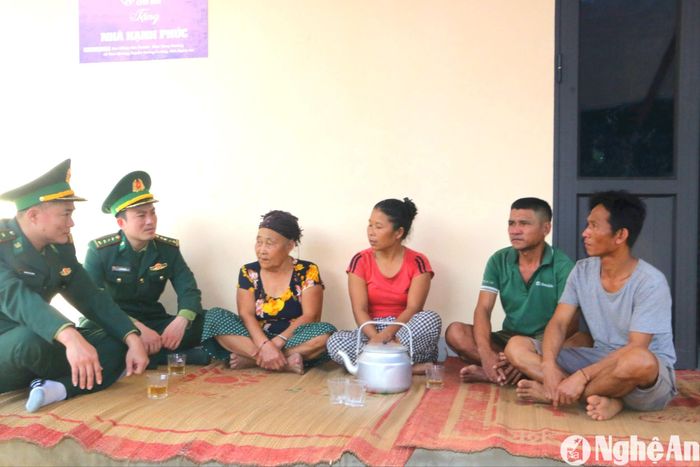 Bà Lô Thị Lợi (áo hoa) ở bản Tùng Hương chia sẻ về niềm hạnh phúc của hai bà cháu khi được đón Xuân trong ngôi nhà mới. Ảnh: Khánh Ly