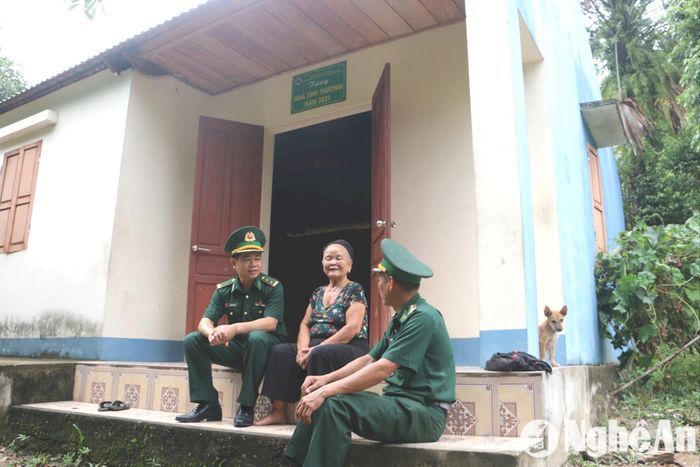 Bà Vi Thị Thế - người già neo đơn ở bản Tùng Hương là một trong những hộ được quan tâm, hỗ trợ nhà ở. Ảnh: GH