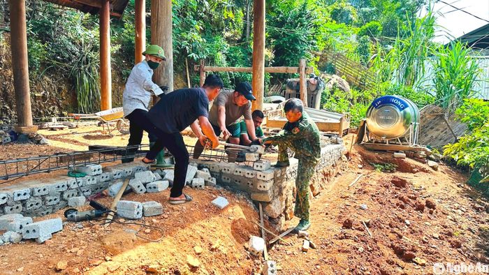 Tổ thợ xây của Đồn Biên phòng Tam Quang hỗ trợ xây dựng "Ngôi nhà hạnh phúc" cho cháu Viêng Văn Thành, trẻ mồ côi ở bản Tùng Hương, xã Tam Quang. Ảnh: K.L