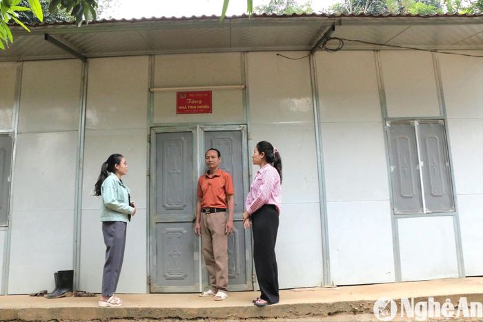 Ông Mai Ngọc Lâm - Trưởng bản Sơn Hà, xã Tam Quang trao đổi về tinh thần đoàn kết, tương trợ xây dựng, sửa chữa nhà kiên cố cho hộ nghèo ở thôn bản. Ảnh: K.L