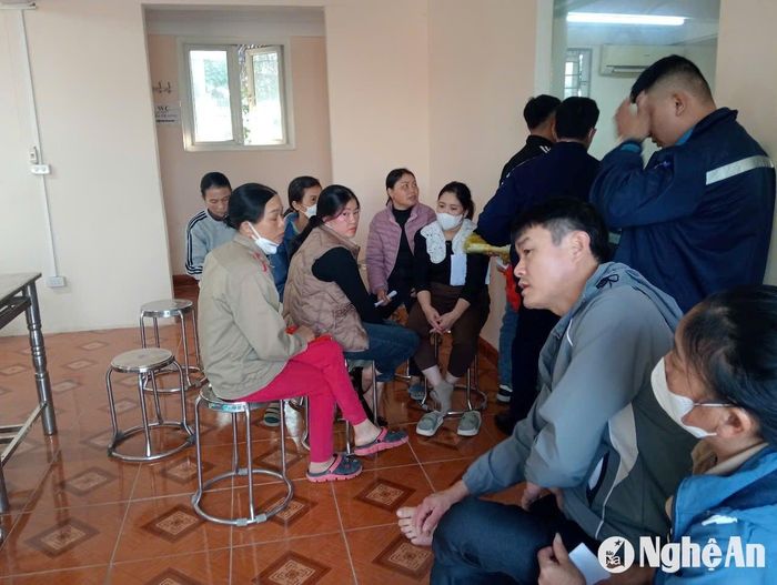 Các công nhân chờ nhận tiền bồi thường. Ảnh: CTV