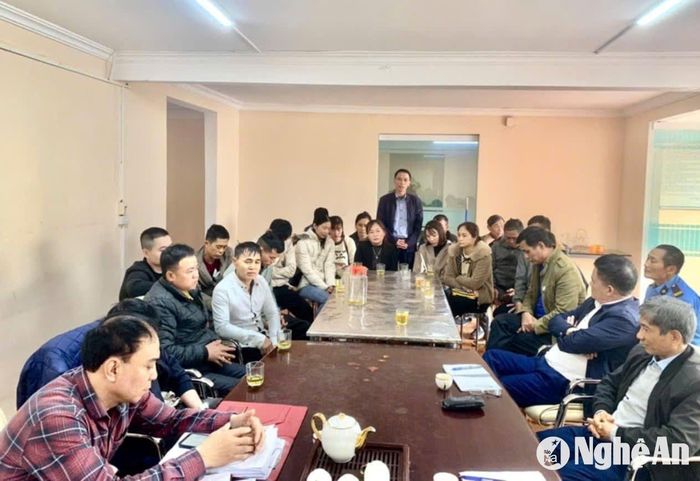 Các công nhân trao đổi với lãnh đạo Công ty. Ảnh: CTV