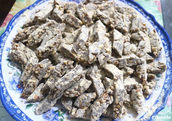 Kẹo Tết quê để đãi khách ngày Xuân và là món quà quê hấp dẫn. Ảnh: Huy Thư