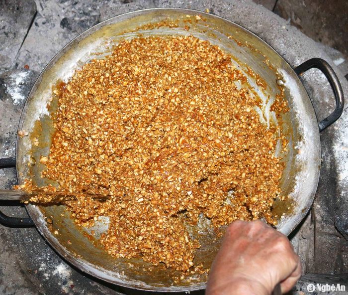 Để nấu được kẹo ngon ngoài nguyên liệu cần phải có kỹ năng, kinh nghiệm. Ảnh: Huy Thư
