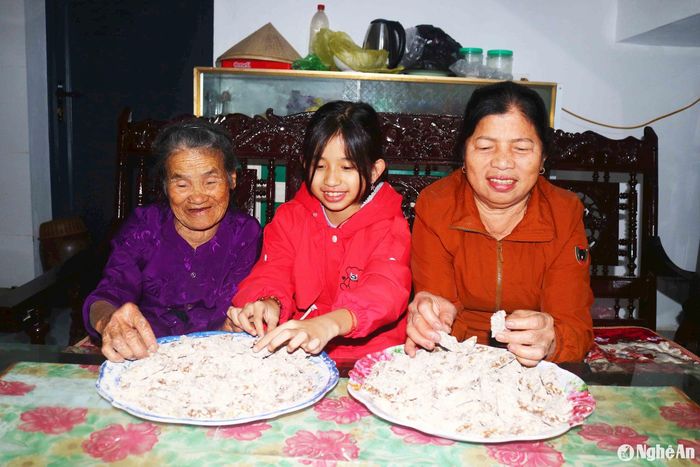 Các thành viên trong gia đình chung tay gỡ kẹo. Ảnh: Huy Thư