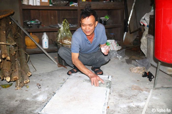 Dùng chai thủy tinh lăn trên khuôn kẹo. Ảnh: Huy Thư