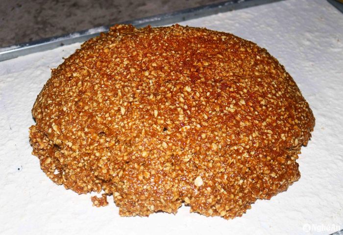 Hỗn hợp kẹo dẻo được đổ lên khuôn. Ảnh: Huy Thư