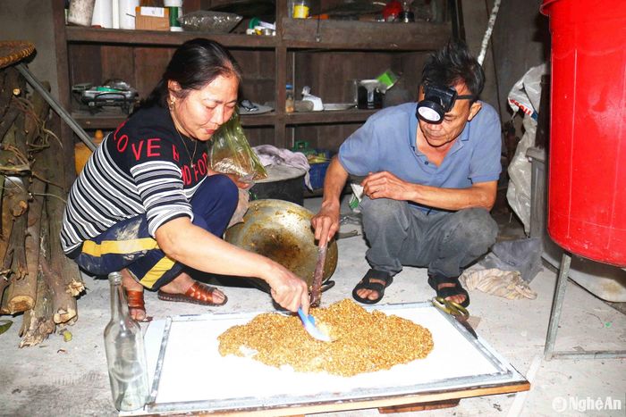 Vợ chồng bà Ngô Thị Mai xã Kim Bảng (Thanh Chương) đang làm kẹo Tết. Ảnh: Huy Thư
