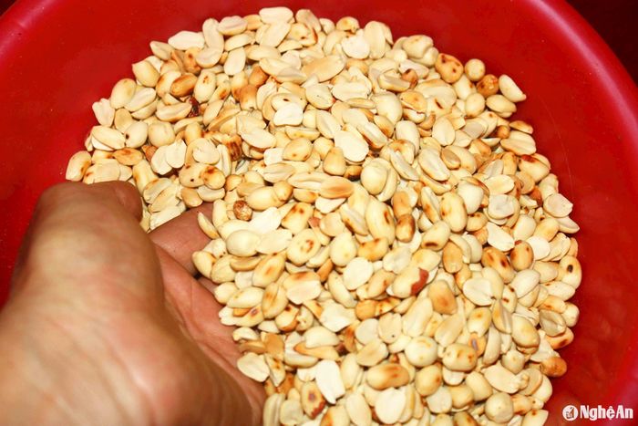 Nguyên liệu lạc rang được chọn kỹ, rang giòn. Ảnh: Huy Thư