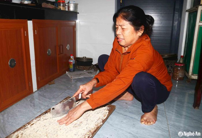 Món kẹo quê độc đáo ở Thanh Chương hoàn toàn làm thủ công. Ảnh: Huy Thư